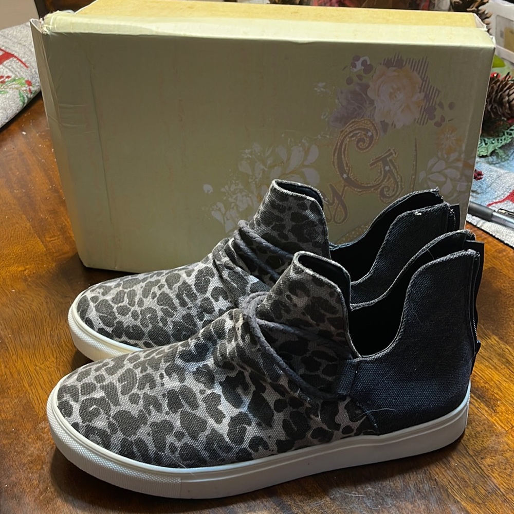 Grey and leopard print casual shoes size 8.5